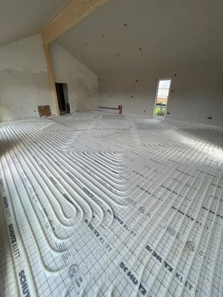 Fußbodenheizung in gleichmäßigen Abständen auf der Klett-Trägerplatte verlegt – Baustelle der immergrün GmbH in Weiden i.d. Oberpfalz, Heizung und Sanierung aus einer Hand